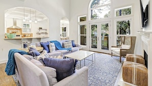 Living area - Gorgeous 7 Bed 6 & 1-2 Bath Home with Private Heated Pool! (Hilton Head Island)