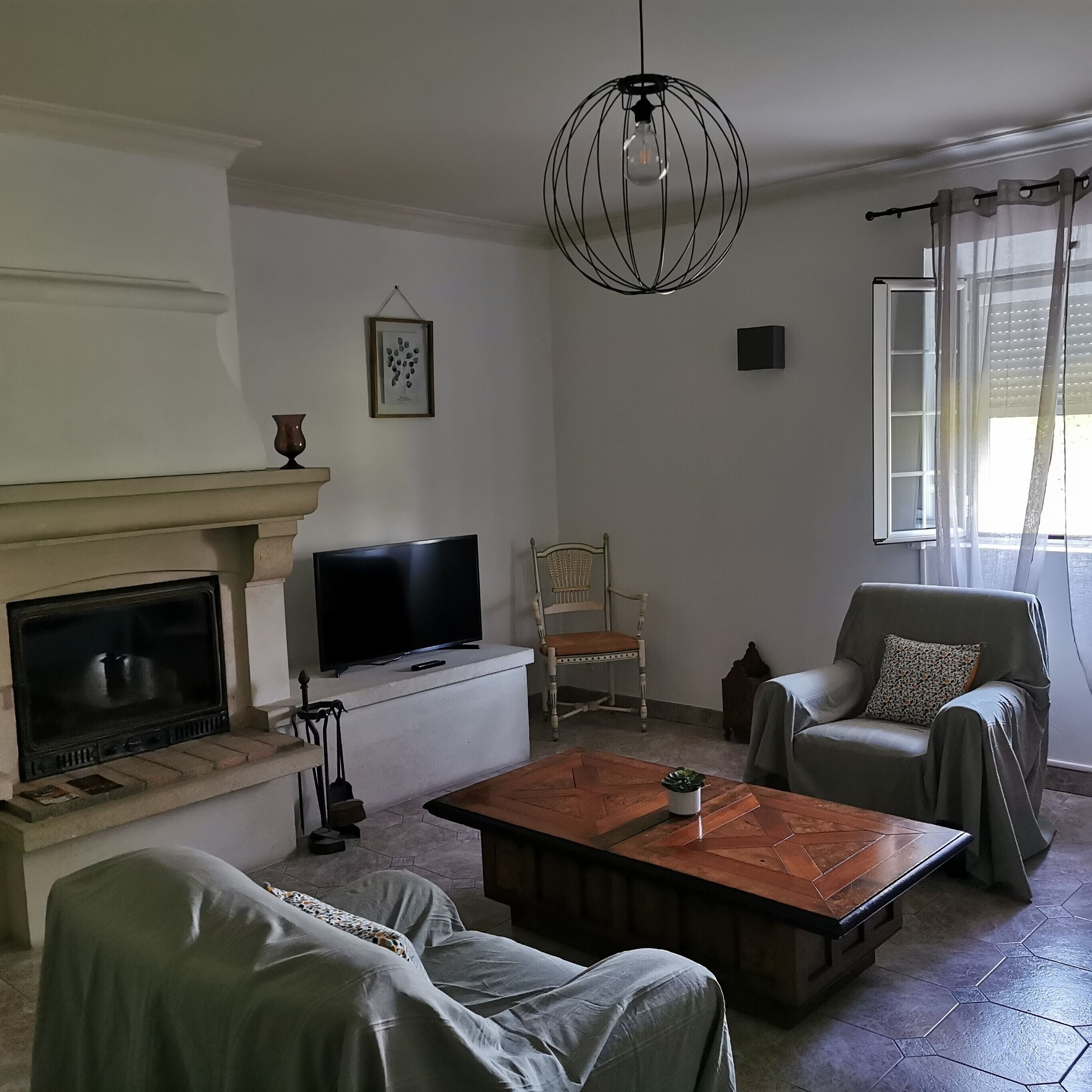 TV, fireplace