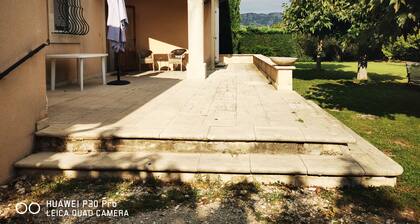 At the gateway to the Luberon Regional Nature Park Classified tourist accommodation ★★★