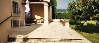 At the gateway to the Luberon Regional Nature Park Classified tourist accommodation ★★★