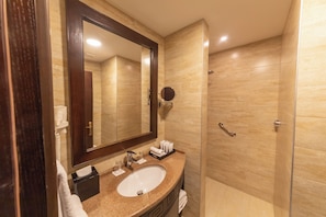 Chambre Deluxe avec lits jumeaux, 2 lits une place, non-fumeurs, vue ville | Salle de bain | Douche à « effet pluie », articles de toilette écologiques