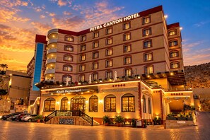 Petra Canyon Hotel with a restaurant named Khalil Restaurant in front. - Petra Canyon Hotel (Wadi Musa)