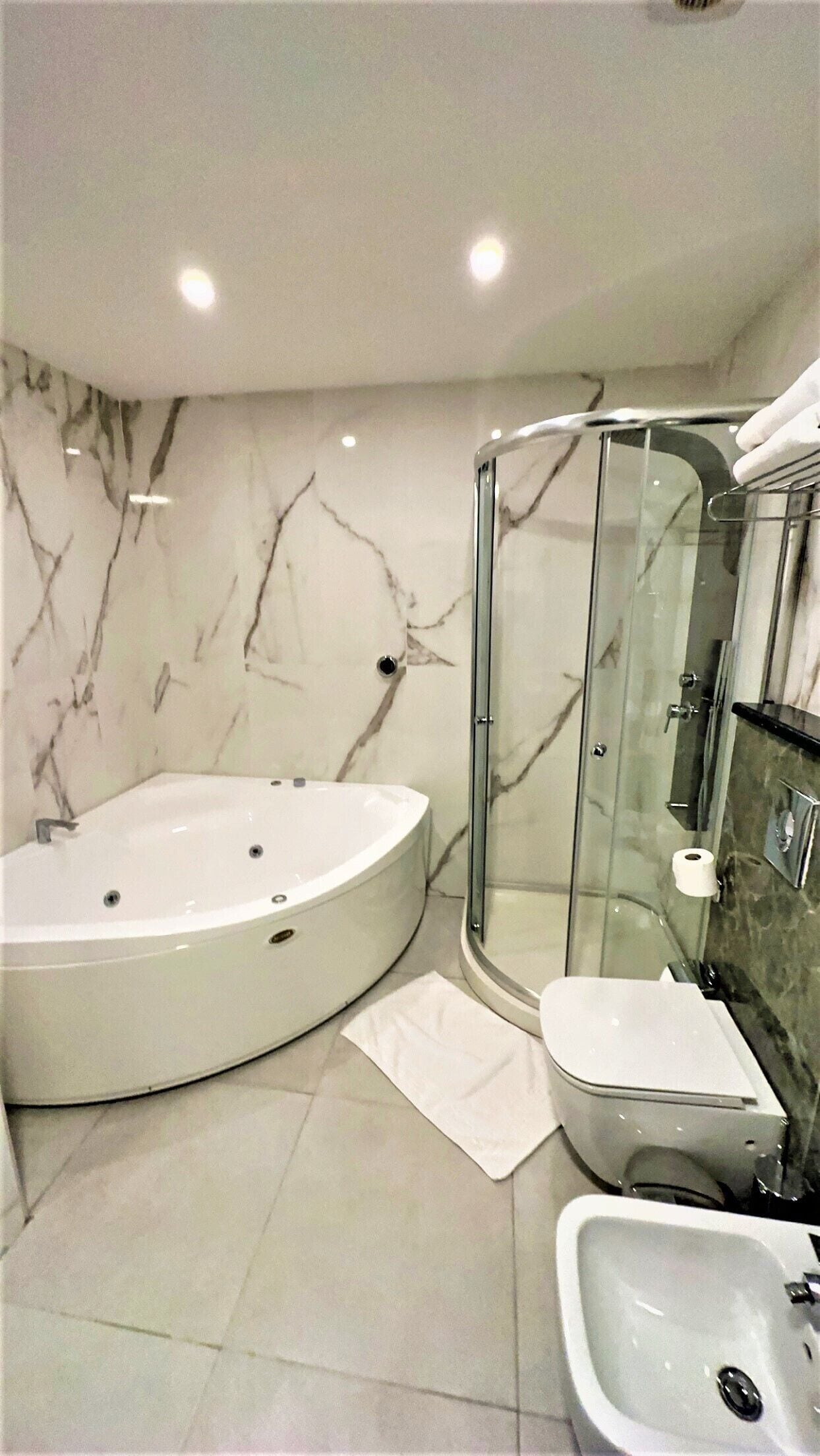 Suite Présidentielle | Salle de bain | Douche à « effet pluie », articles de toilette écologiques