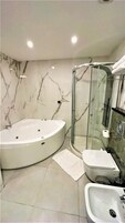 Presidential Suite | Bathroom | Rainfall showerhead, eco-friendly toiletries, hair dryer, towels