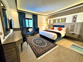Presidential Suite | Minibar, in-room safe, blackout drapes, soundproofing