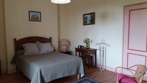 2 slaapkamers, een bureau, een strijkplank/strijkijzer, reisbedje