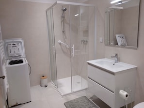 Shower, hair dryer, towels, soap - Apartment at Haut Pourret in Saint Emilion (Gironde) (Saint-Émilion)