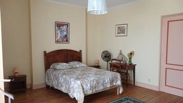 2 bedrooms, desk, iron/ironing board, travel cot