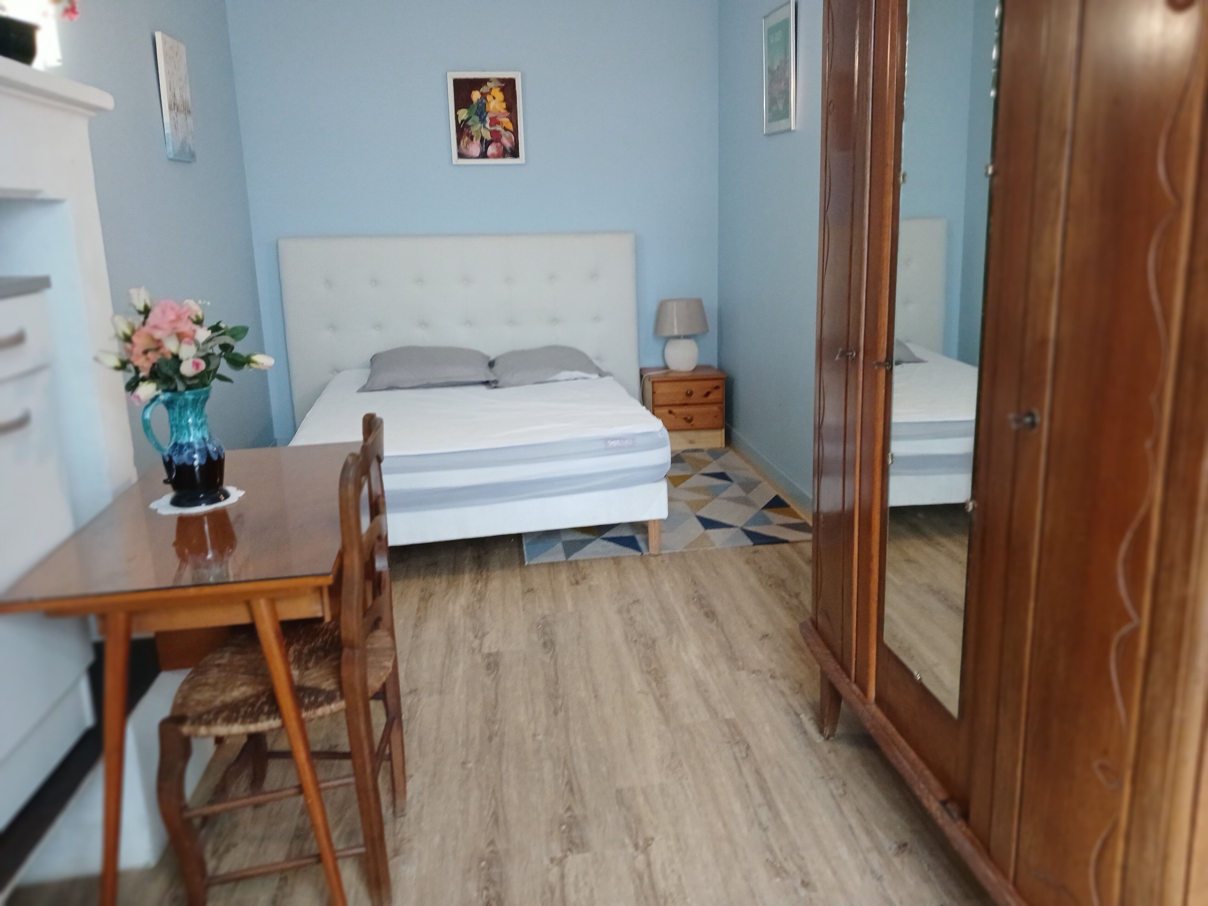 2 chambres, bureau, fer et planche à repasser, lit parapluie