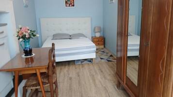 2 chambres, bureau, fer et planche Ă repasser, lit parapluie