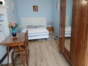 2 makuuhuonetta, työpöytä, silitysrauta/-lauta, vauvan matkasänky