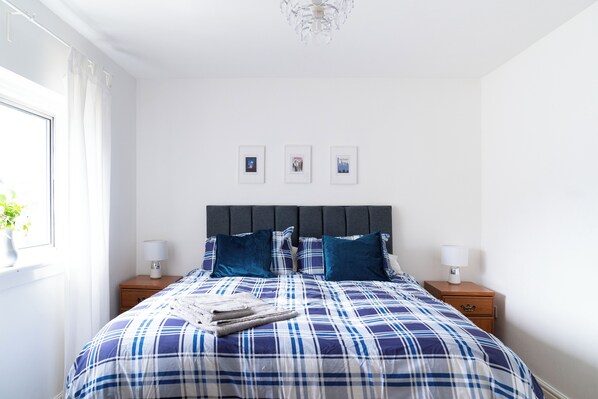 2 habitaciones, escritorio, tabla de planchar con plancha y wifi gratis