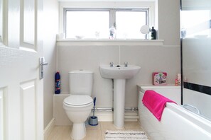 Dusche, kostenlose Toilettenartikel, Handtücher, Toilettenpapier