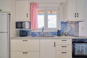 Réfrigérateur, four à micro-ondes, un four, surface de cuisson