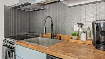 Studio | Private kitchen | Full-sized fridge, oven, dishwasher, coffee/tea maker