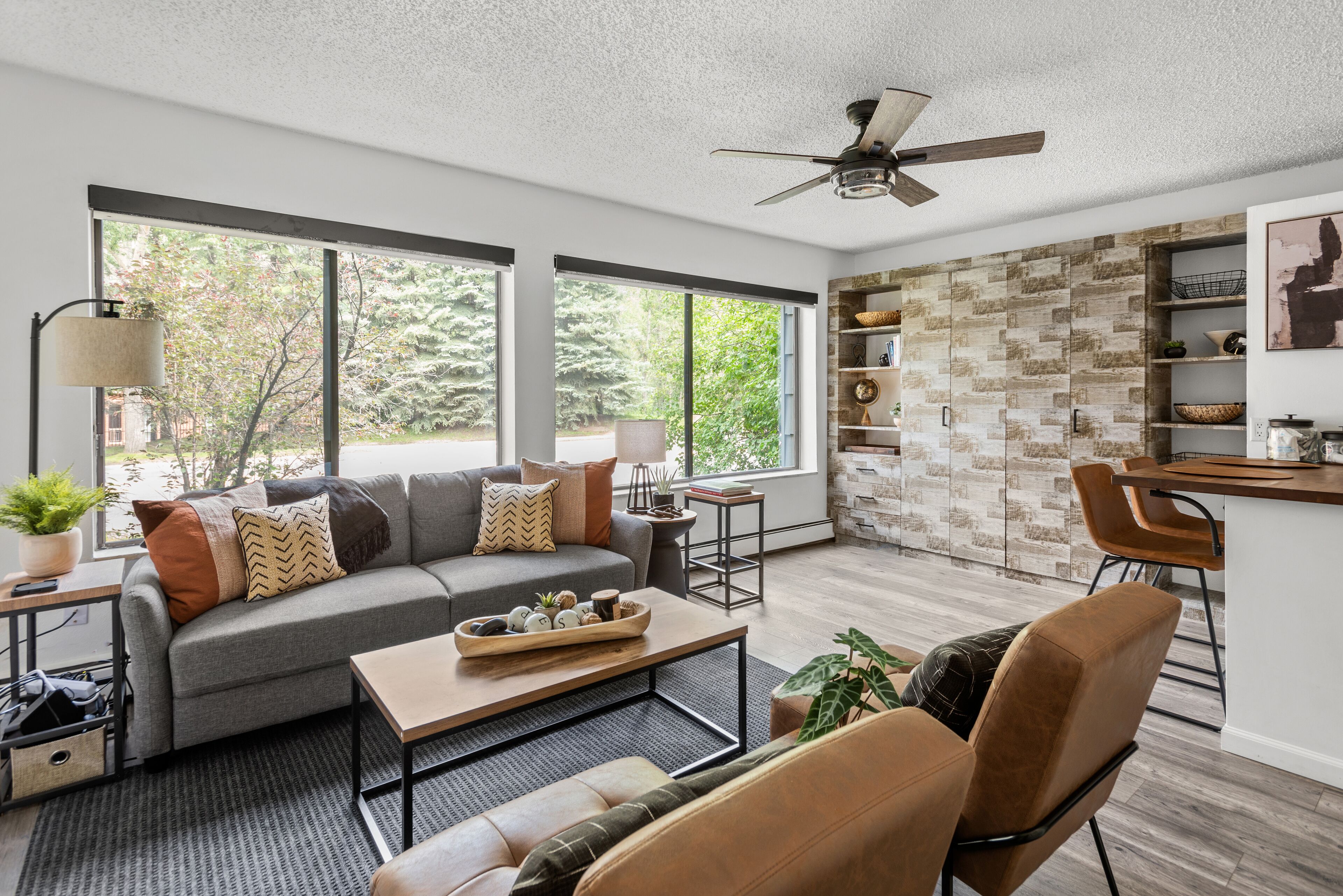 스튜디오 | 거실 공간 | 케이블 채널 시청이 가능한 32인치 TV, 넷플릭스, 스트리밍 서비스