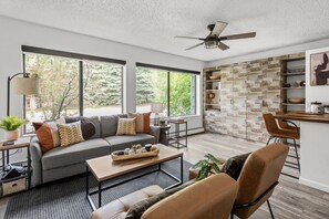 Στούντιο | Περιοχή καθιστικού | Τηλεόραση 32 ιντσών με καλωδιακά κανάλια, Netflix, Υπηρεσίες streaming