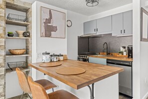 スタジオ | 専用キッチン | 大型冷蔵庫、オーブン、食器洗い機、コーヒー / ティーメーカー