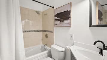 Estudio | Baño | Tina con regadera, amenidades de baño gratuitas, secadora de cabello