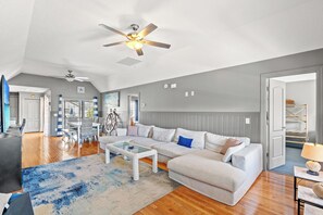 Smart-TV, Videospielkonsole, DVD-Player, Tischtennisplatte