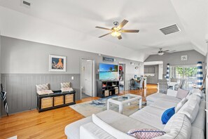 Smart-TV, Videospielkonsole, DVD-Player, Tischtennisplatte