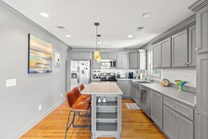 Een koelkast, een microgolfoven, een oven, een kookplaat