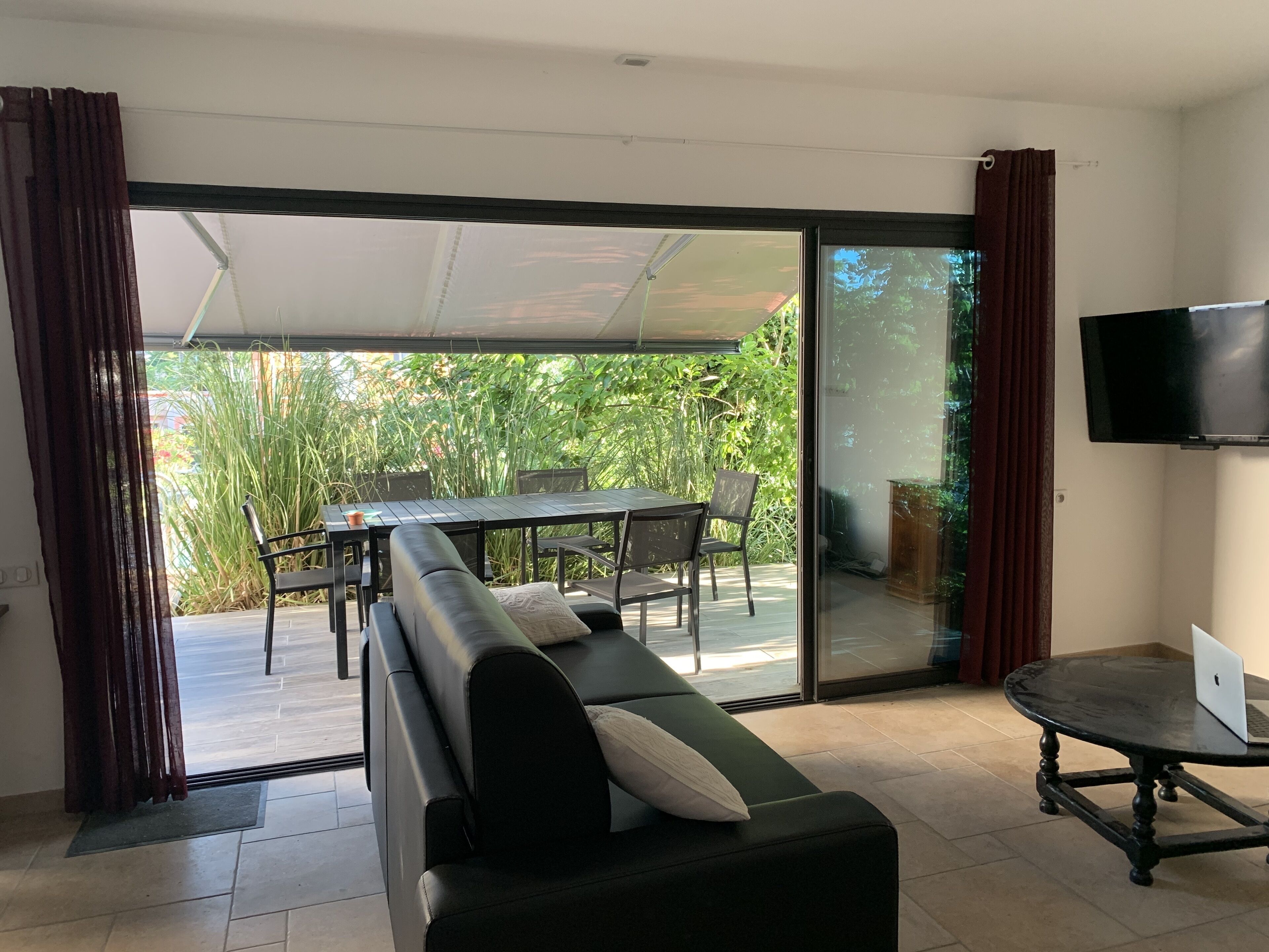 Televisie en een open haard