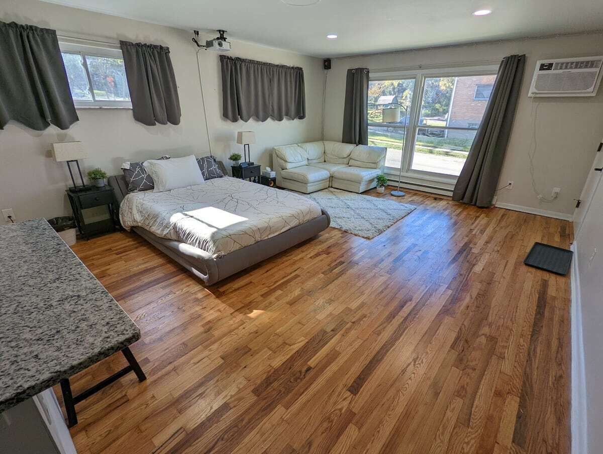 Bright Clean Studio | Fast WiFi | TV Wall | Cozy