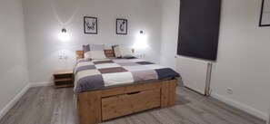 2 bedrooms, travel crib, bed sheets