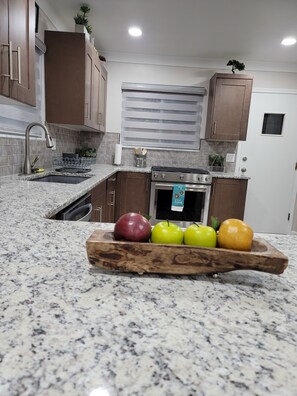 冷蔵庫、電子レンジ、オーブン、コンロ