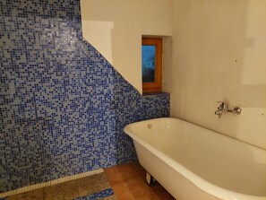 Kylpyamme, pyyhkeet, saippua, vessapaperi