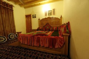 Free WiFi, bed sheets - Baigs Paradise Guest House (Karimabad)