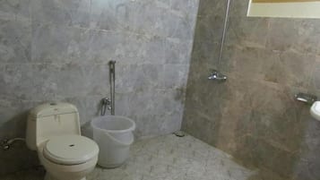 Standard Double Room | Bathroom | Shower, free toiletries, towels