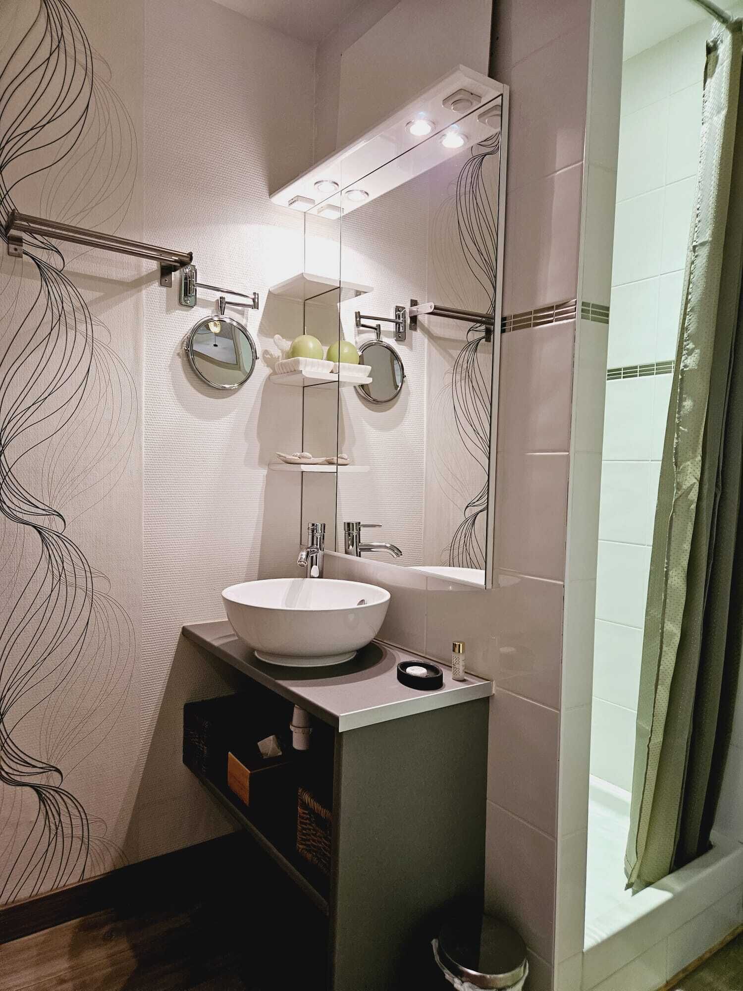 Een douche, een haardroger, handdoeken, zeep