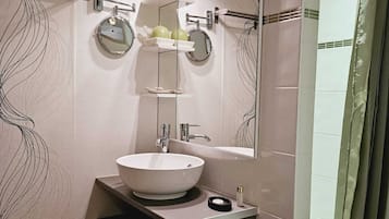 Een douche, een haardroger, handdoeken, zeep