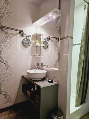 Shower, hair dryer, towels, soap - *** Family Room Au petit bonheur (Gramat)