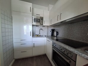 Fridge, microwave, oven, stovetop - Vacation apartment - 2 rooms, swimming pool, sauna, solarium (Sylt)
