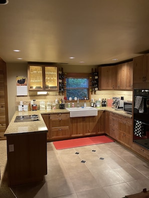 Fridge, microwave, oven, stovetop - Cheerful Custom Cabin w/Chef’s Kitchen / Hot Tub on Zig Zag River (Rhodadendron)