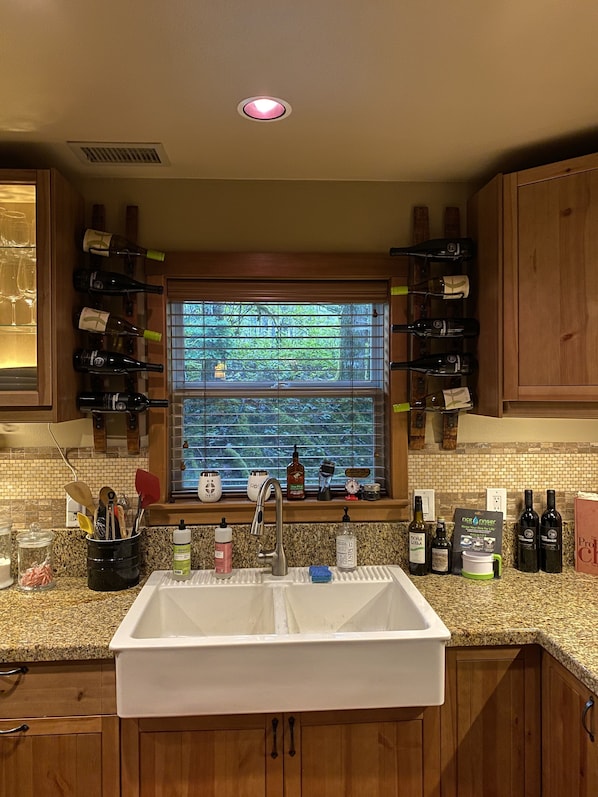 Interior - Cheerful Custom Cabin w/Chef’s Kitchen / Hot Tub on Zig Zag River (Rhodadendron)