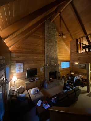 Smart TV, fireplace - Cheerful Custom Cabin w/Chef’s Kitchen / Hot Tub on Zig Zag River (Rhodadendron)