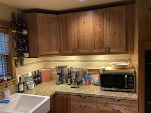 Fridge, microwave, oven, stovetop - Cheerful Custom Cabin w/Chef’s Kitchen / Hot Tub on Zig Zag River (Rhodadendron)