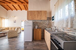 Refrigerador, horno, parrilla de estufa y cafetera y tetera 