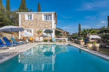 Stelios Stone House Sinarades