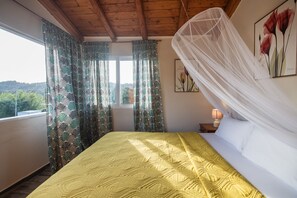 4 bedrooms, iron/ironing board, free WiFi, bed sheets