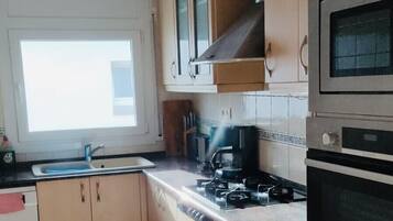 Een koelkast, een magnetron, een oven, een kookplaat