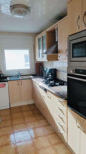 Een koelkast, een magnetron, een oven, een kookplaat