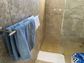 Shower, towels, soap, toilet paper - Beautiful Cozy Getaway in SAMANÁ - Dominican Republic (Samaná)