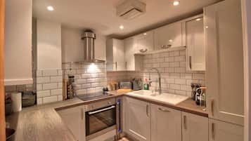 Apartment, 1 Queen Bed with Sofa bed | Private kitchen | Fridge, microwave, oven, stovetop