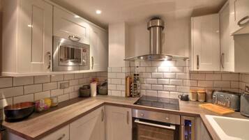 Apartment, 1 Queen Bed with Sofa bed | Private kitchen | Fridge, microwave, oven, stovetop