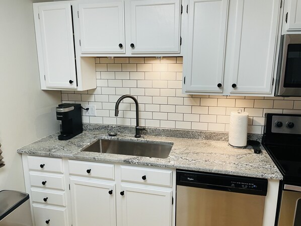 Réfrigérateur, four à micro-ondes, un four, surface de cuisson